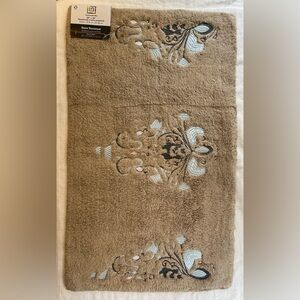 Blue Accent 20" × 32"
Handmade Cotton bathmat